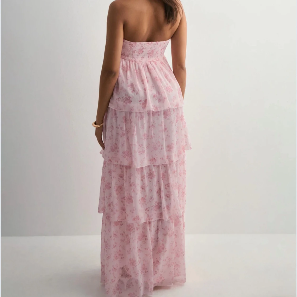 Ljusrosa klänning med volanger - 1