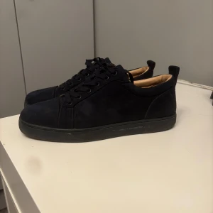Christian Louboutin  - Säljer nu mina Christian Loubotion med den ikoniska röda sulan. Skorna har en stilren design med snörning och är tillverkad i mocka. Perfekta för den som vill ha en touch av lyx i vardagen stora i storleken priset kan diskuteras vid snabb affär.