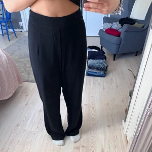 Svarta kostymbyxor med hög midja - Säljer ett par svarta kostymbyxor med hög midja och raka, vida ben. Funkar som både kostymbyxor och mjukisbyxor. Lite noppriga annars inga defekter😙