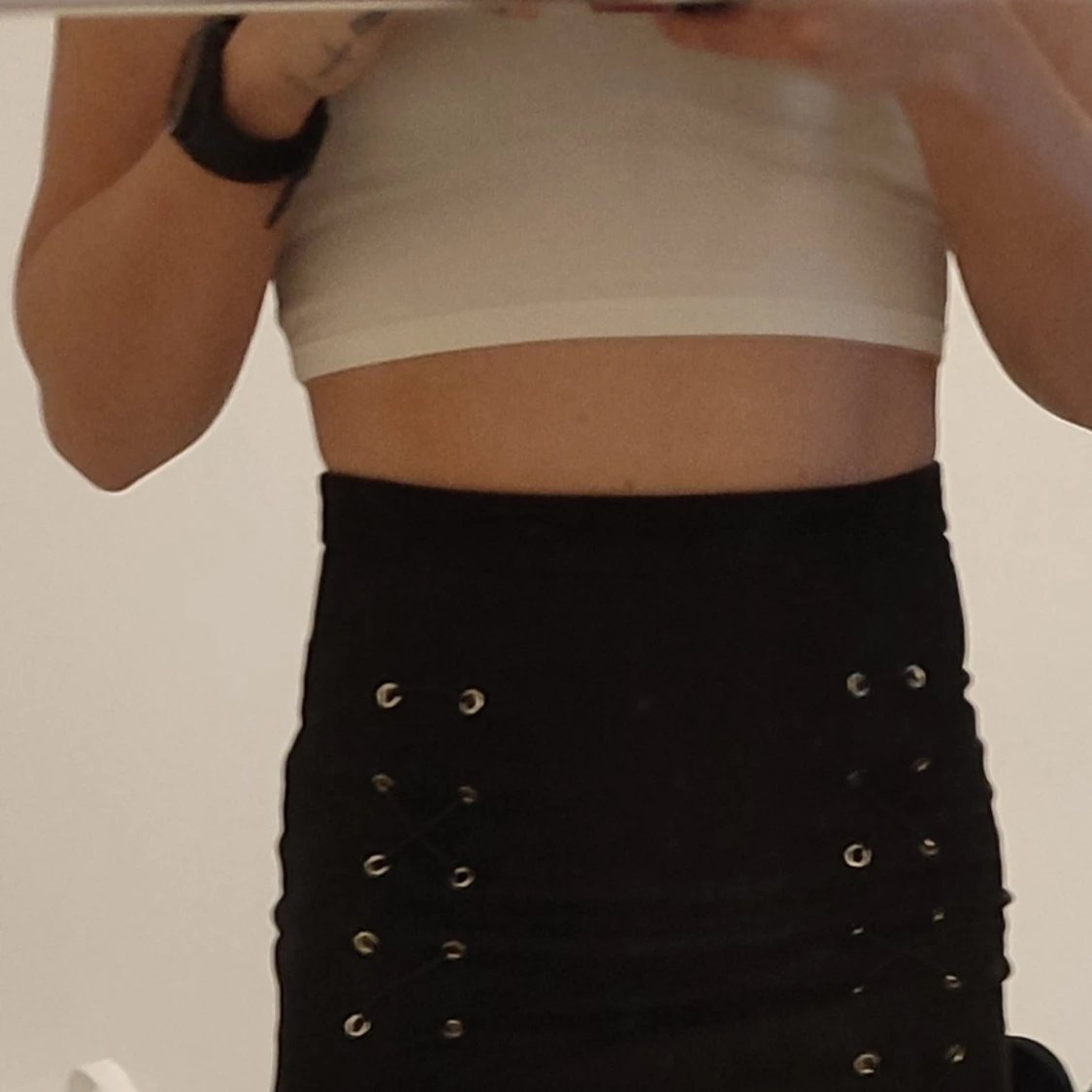 Svart kjol med snörningsdetaljer - 1