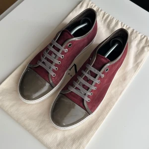 Lanvin sneakers - Röda Lanvin sneakers i topp skick. Storlek 42/UK 7. Nypris ca 5000kr. Inga defekter. Dustbag medföljer!🤝⭐️