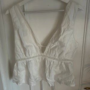 Sött linne - Säljer detta oanvända supersöta linnet då jag inte fått användning av det. Perfekt nu till sommar till shorts eller kjol! 💕