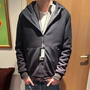 Helt ny cardigan med prislapp - Säljer min helt nya cardigan. 10/10 skick (endast provtestad). Små i storleken, så sitter som en M. Modell på bilderna ca 182 cm lång. Perfekt cardigan för vår/sommar kvällar. Helt ny med prislapp, nypris ca 2200 kr. Vid fler frågor eller funderingar, hör gärna av er! Pris kan självklart diskuteras, men inga skambud kommer accepteras. Mvh, Arre😁