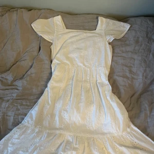 Vit broderad klänning från H&M - Söt vit klänning från H&M med broderade blommor och volang nertill. Storlek 158 12/13 år så ungefär xs i dam storlek! Pris kan diskuteras🫶