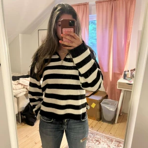 Svartvit randig stickad tröja - Pris kan diskuteras! Helt oanvänd stickad tröja från vero Moda. Tror inte att den säljs längre och priset var runt 500