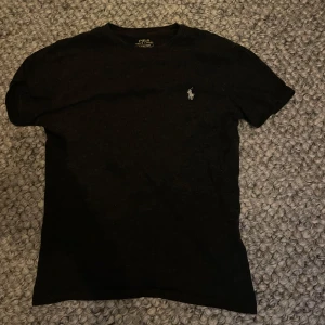 Ralph lauren  - Säljer en snygg t shirt då den är för liten! Modellen är 180 och sitter kort på mig vilket man ser på sista bilden, kan gå ner vid snabb affär! Hör av er🙌