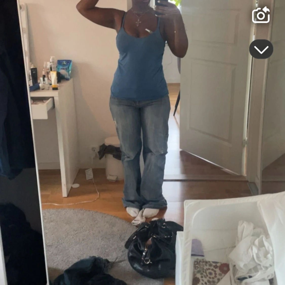 Blå bootcut jeans med slitningar