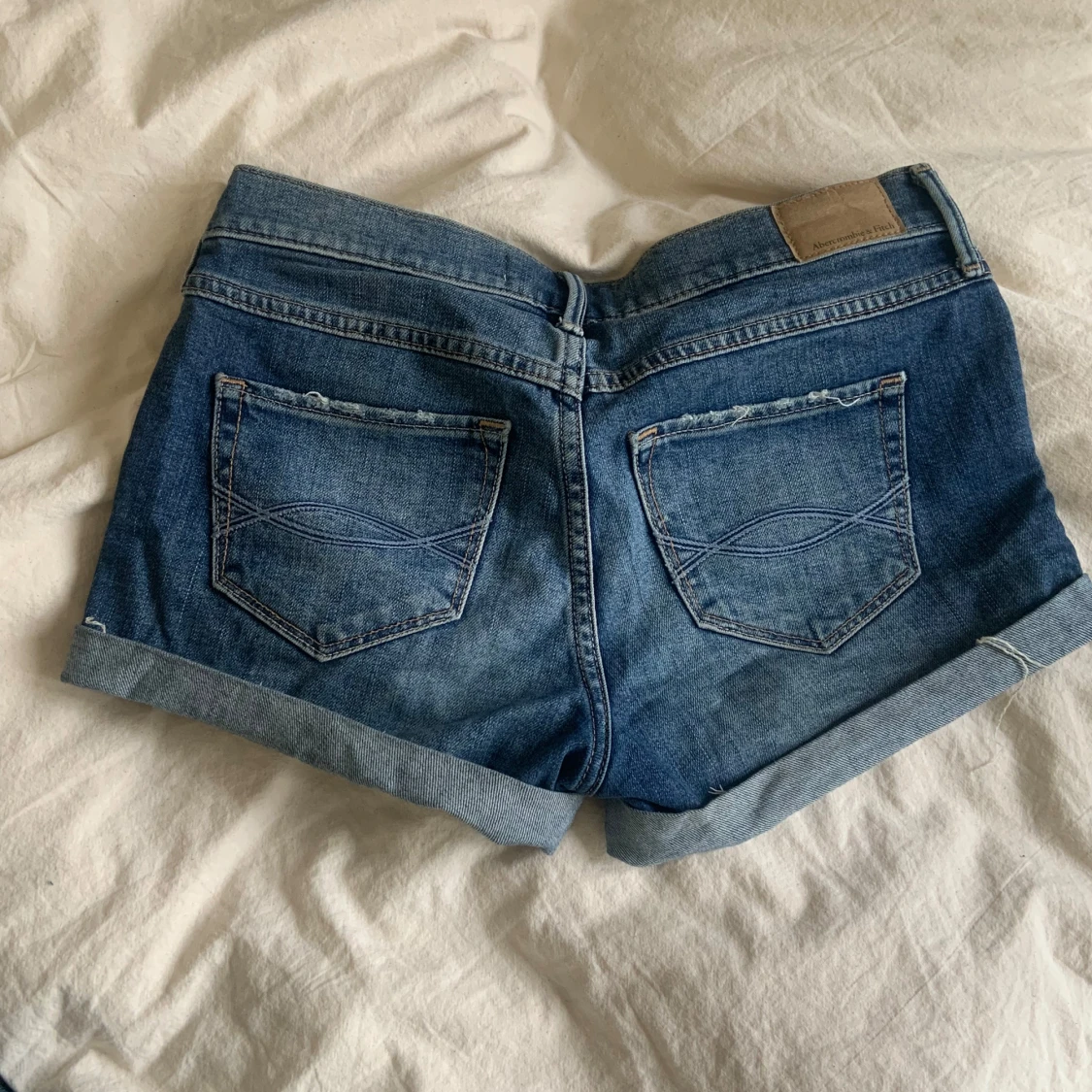 Blå jeansshorts med upprullad kant - 1