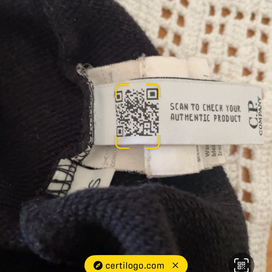 Svart hoodie från C.P. Company - 4