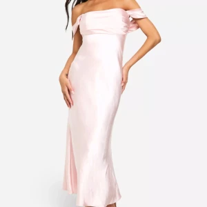 Ljusrosa axelbandslös långklänning i satin - Säljer en elegant ljusrosa långklänning i satin med axelbandslös design och är offshoulder. Perfekt som balklänning. säljer då jag inte gillade färgen eller passformen på mig, aldrig använd utan endast testad 😁 storlek 38 från boohoo 💞