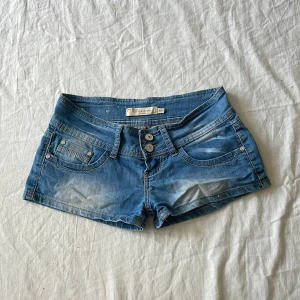 Lågmidjade jeansshorts  - Bra skick! Lite urtvättade (materialet tunnare) och en liten fläck (bild 5)💗 storlek står som xs men borde passa s med, mått: midjemått rakt över 36-39 (stretch)
