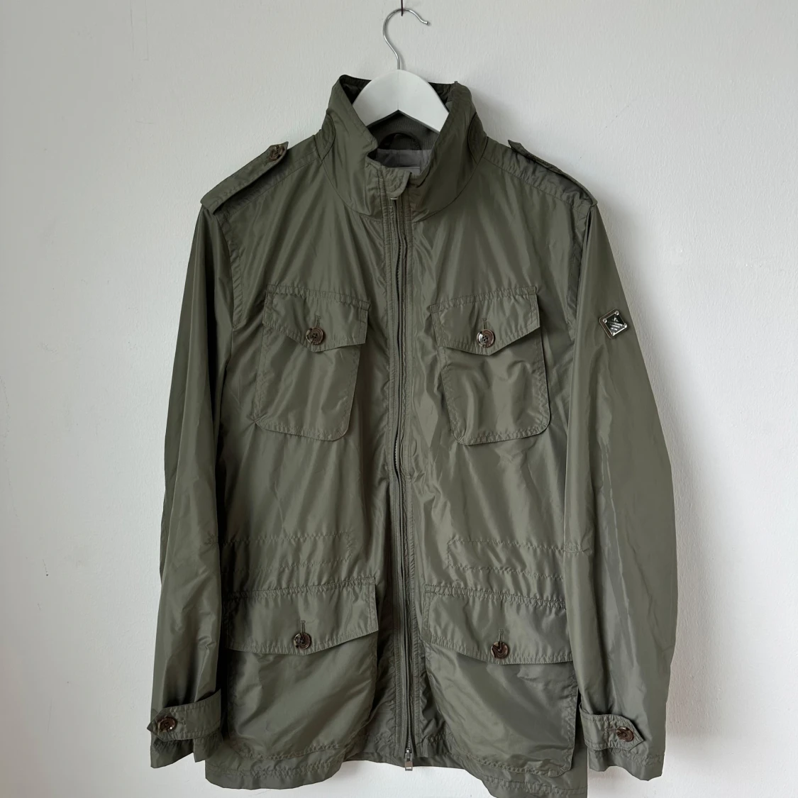 Olivgrön Foreman vindjacka från J.Lindeberg
