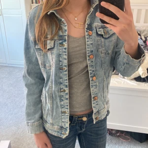Jeansjacka💕 - Säljer en blå jeans jacka från Lindex  i mycket bra skick, storlek 146 men är lite over sized så den ska passa större!sms mig så kan jag säker ändra mig angående priset❤️