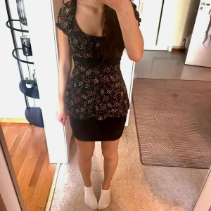 Sommartorp🥂 - Supersöt sommar top med små blommor i vitt och rosa. Toppen har volangärmar, knappar framtill och ett brett knytband i midjan. Perfekt för dig som gillar feminina detaljer och en figurnära passform.