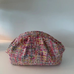 Rosa tweed axelväska med pastellfärger - Säljer min super söta axelväska i rosa tweed med inslag av gult, blått och vitt. Väskan har en mjuk, puffig form och ett blått innerfoder. Perfekt för sommaren och våren. En unik accessoar.