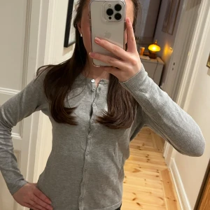 Grå kofta från Saint Tropez - Säljer en tunn, grå kofta från Saint Tropez i storlek XS. Perfekt att ha över en topp eller klänning.