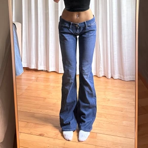 Lågmidjade bootcut jeans - Vintage från Fornarina💓midja 41 innerben 81 jae 165