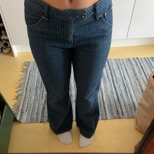 Y2k bootcut jeans  - Snygga blå jeans med vita ränder från Topshop. Modellen är bootcut med låg midja och klassiska fickor både fram och bak. I retro stil.