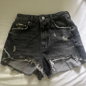 Mörkgrå jeansshorts. - Säljer ett par snygga jeansshorts med slitningar