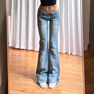 Lågmidjade bootcut jeans - Superfina vintage jeans💓midja 39 (har ett snöre i midjan) innerben 86 jae 165. Obs slitna hälar