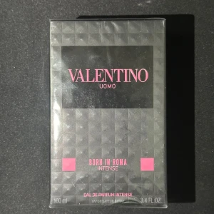 Valentino Uomo Born In Roma Intense Eau de Parfum 100ml - Exklusiv herrparfym från Valentino, Born In Roma Intense. Flaskan rymmer 100 ml och har en elegant svart design med rosa detaljer. En intensiv och modern doft som passar dig som vill sticka ut.