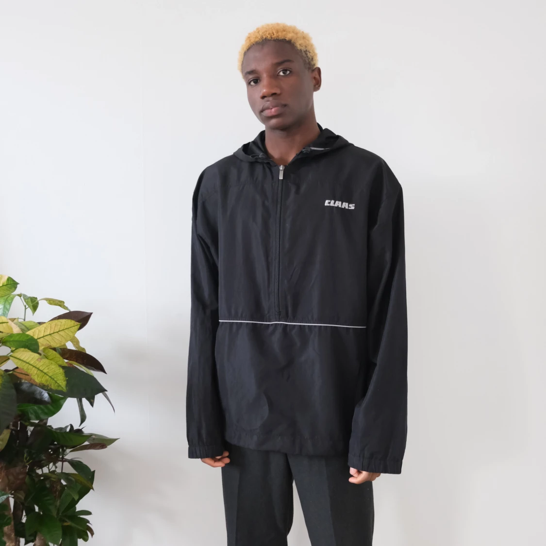 Svart vindjacka med huva från Claas - 2