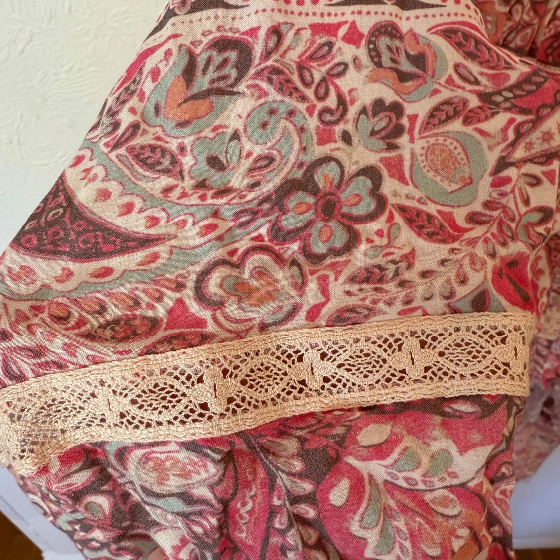 Mönstrad långklänning med spetsdetalj - 3