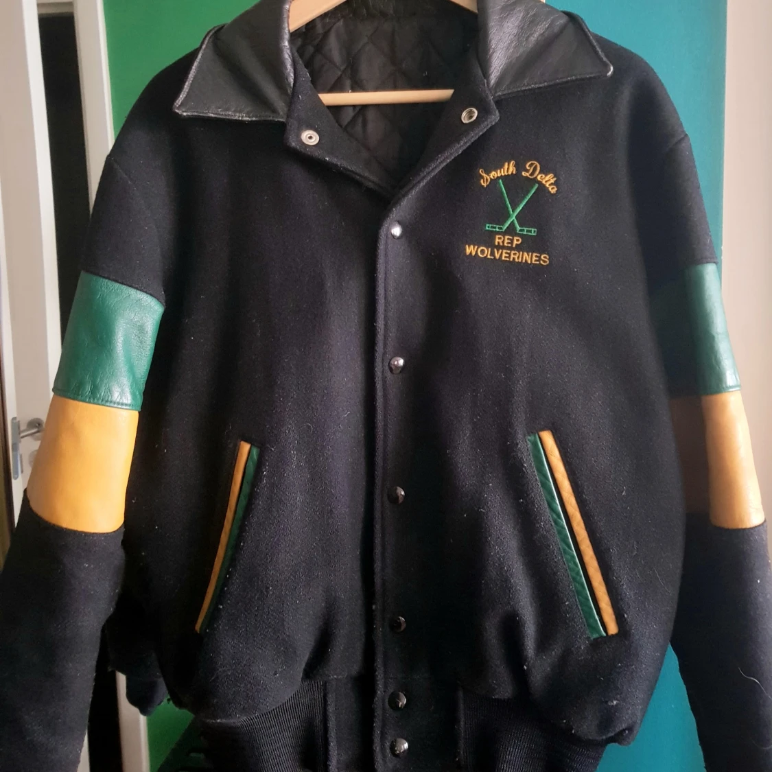 Svart och grön varsityjacka South Delta REP Wolverines - 3