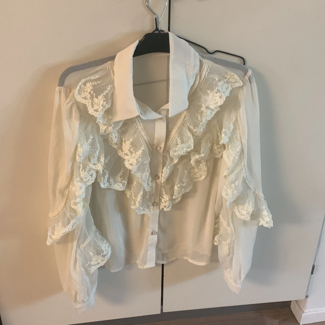 Beige ljus blus genomskinlig