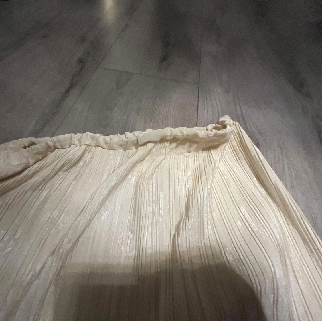 Plisserad beige långkjol knappast använd! - 3