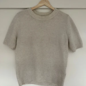 stickad t-shirt - Vit/beige stickad t-shirt i använt men bra skick💕används ej längre så därför jag säljer🤗