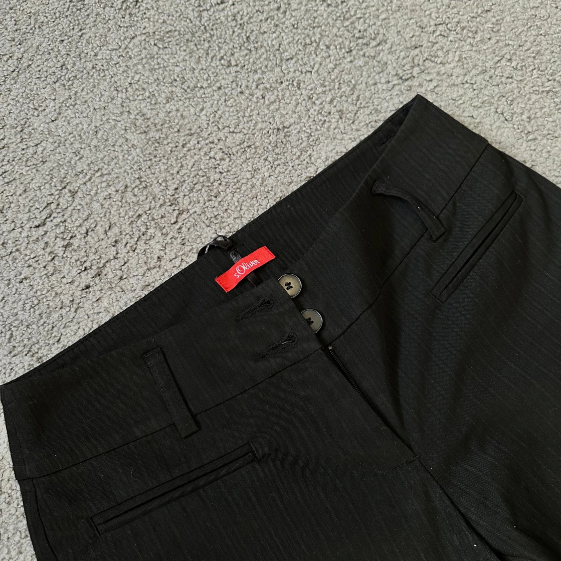 Lågmidjade svarta randiga kostymbyxor - 2