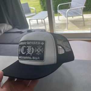 Vit chrome hearts keps - Säljer denna ritkigt snygga chrome hearts kepsen i vit färg, extremt trendig till sommaren, bara höra av sig vid frågor !!