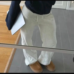 Alobha Mjukisbyxor  - Säljer mina mjukisbyxor från alobha då de inte kommer till användning. Använda endast enstaka gånger, så i fin skick! Innebenslängd är ca 73 cm. Första bilden är inte min