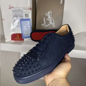 Christian Louboutin - Säljer mina fin skor använda fåtal gånger då jag använt dom vid finare tillfällen. Det saknas 2 spikar på högra tån och 1 spik på vänstra tån. Kom pv för mer bilder. Priset är inte hugget i sten så bara kom med förslag🤝