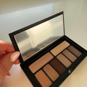 Smashbox Cover Shot: Minimalist Eye Palette (HELT NY) - HELT NY! Ligger i sitt paket. Plasten är kvar på spegeln. En ögonskuggspalett från Smashbox med 8 nyanser i neutrala toner, både matta och skimrande. Paletten har en spegel i locket och är perfekt för att skapa naturliga eller mer markerade ögonlooker. Kompakt och lätt att ta med. Helt oanvänd - bara den ljusaste färgen är testad. Nypris: 370 kr. Mitt pris: 165 kr.