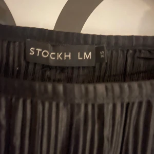 Svart ribbad blus STOCKH LM  - Säljer en svart ribbad blus ifrån STOCKH LM med puffiga armar, använt mina 1 gång 💗 pris kan diskuteras💗😍