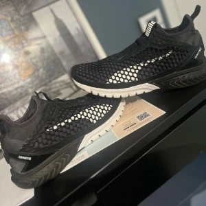 Svarta sneakers från Puma - Riktigt fina puma skor använda en gång. Får med skosnören inte orkar sätt på de men de finns med. Näst intill helt nya.