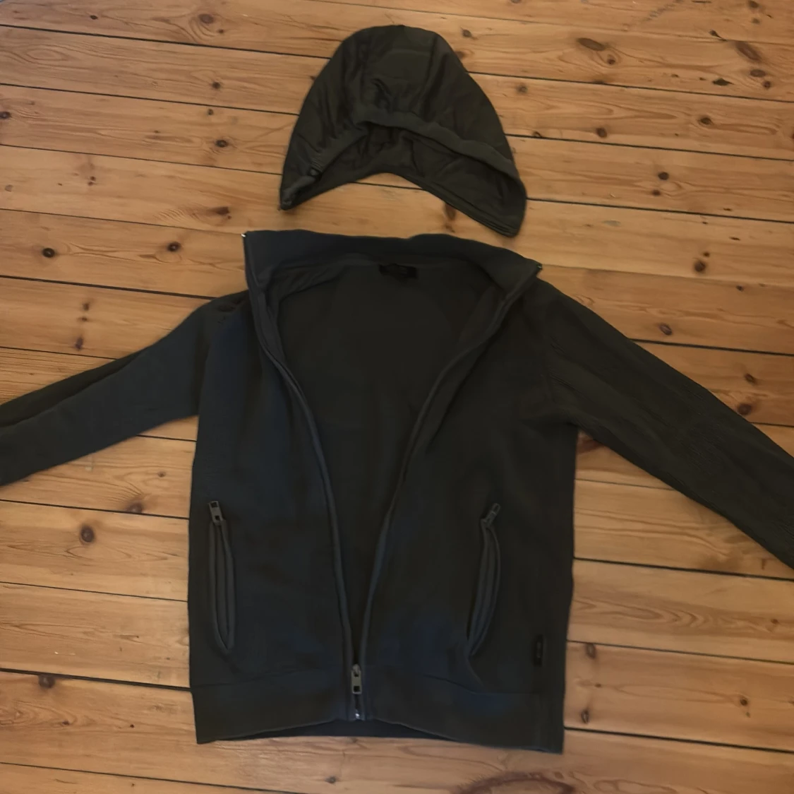 Oliv grön stickad jacka med avtagbar huva från INDICODE - 1