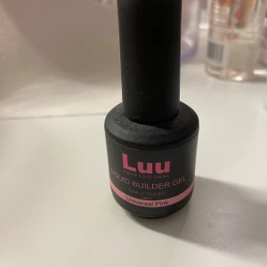 Luu Professional Liquid Builder Gel Universal Pink - Luu Professional Liquid Builder Gel i färgen Universal Pink. Perfekt för att bygga och förstärka naglar. Kommer i en svart flaska med rosa text och rymmer 15 ml. Passar både UV och LED-lampa. Endast testad.