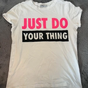 T-shirt - Vit t-shirt med motiv ’Just do ypur thing’. Knappt använd!