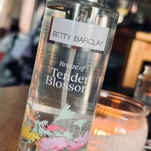 Betty Barclay "Breeze of Tender Blossom" Body Splash! - Betty Barclay "Breeze of Tender Blossom" Body Splash. 250 ml. Ny och oanvänd.   Betty Barclay Fragrance Body Splash ger en fruktig och blommig fräschör till huden med doften Tender Blossom. Med en blandning av blommor, frukter och en varm energi som påminner om sommaren, fängslar kompositionen sinnena och skiljer sig skickligt från andra dofter. 