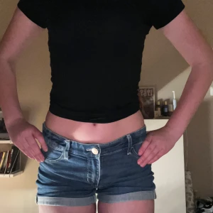 Fina shorts💙 - Använda 1 gång, priset kan diskuteras!! Man kan vika upp de så att de blir lite kortare, men också dra ner de helt så att de är ganska långa❤️Passar xxs, xs och s💗💗de är väldigt stretchiga