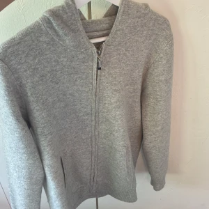Merinoull hoodie - En sjukt skön ljusgrå hoodie i 100% merinoull! Storlek S! Nyskick på hoodien, endast testad! Skriv vid frågor!🌟