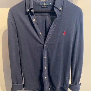 Ralph lauren Skjorta  - Tja! Säljer nu denna Ralph Lauren Skjortan i Featherweight Mesh material!  Storlek S   Skick 10/10 (Knappt använd)   Nypris= 1800   Säljer för= 899 