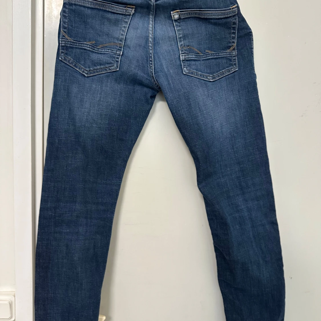 Blå jeansbyxor med normal passform