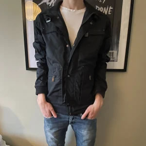 Hetrego Field jacket  - Säljer riktigt fet field jacket från hetrego skick 9/10 nästan helt oanvänd inga defekter inga tecken på användning skriv vid fler funderingar och frågar !!!!