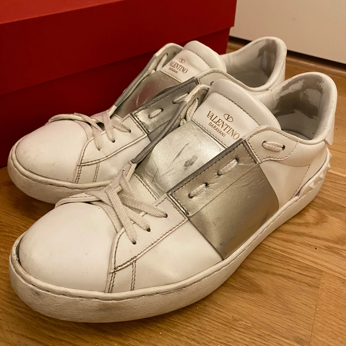 Valentino Garavani sneakers med silverdetalj - 3