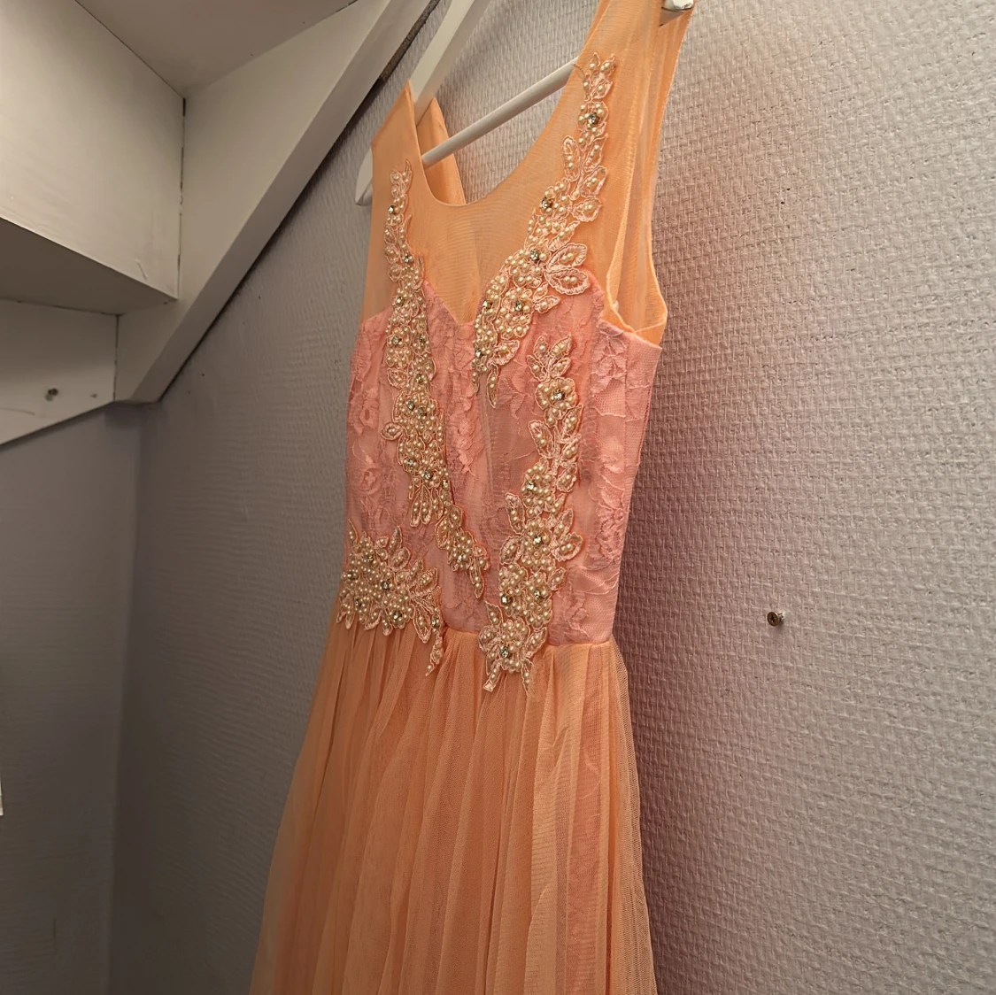Persikofärgad långklänning med spets och pärlor