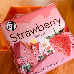 W7 "Strawberry Street" blush! - W7 "Strawberry Street" blush med en liten blush brush i fin förpackning. 6 g. Ny och oanvänd.
